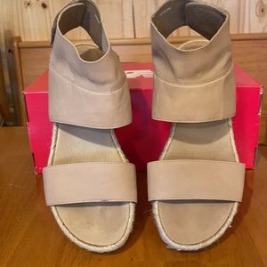 Eileen Fisher Size 8 Leather Sandals